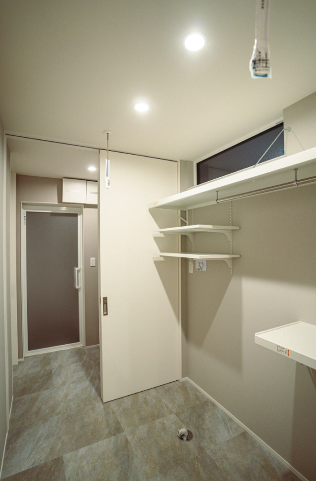 2つの大容量WICによる豊富な収納と重厚感ある佇まいが調和する2階建て - ファンライフ - ランドリールーム