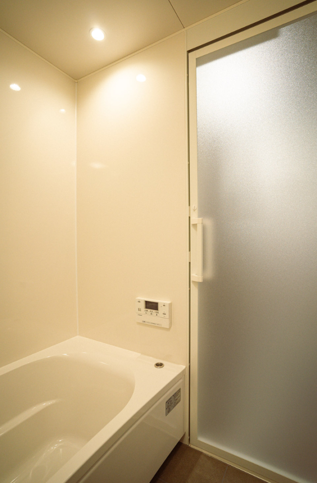 2つの大容量WICによる豊富な収納と重厚感ある佇まいが調和する2階建て - ファンライフ - 浴室