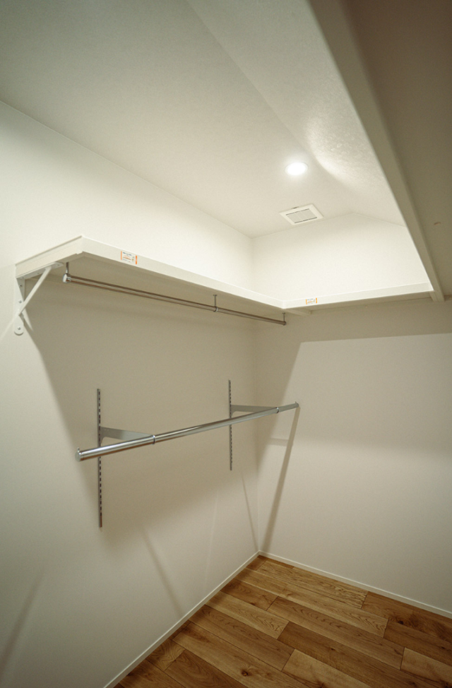 2つの大容量WICによる豊富な収納と重厚感ある佇まいが調和する2階建て - ファンライフ - WIC