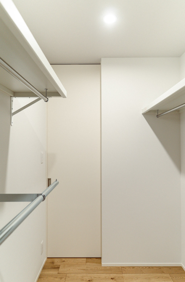 2つの大容量WICによる豊富な収納と重厚感ある佇まいが調和する2階建て - ファンライフ - WIC