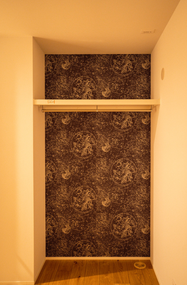 2つの大容量WICによる豊富な収納と重厚感ある佇まいが調和する2階建て - ファンライフ - クローゼット