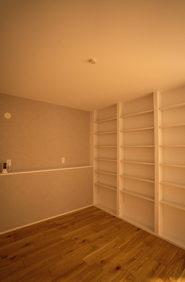 2つの大容量WICによる豊富な収納と重厚感ある佇まいが調和する2階建て - ファンライフ - 洋室