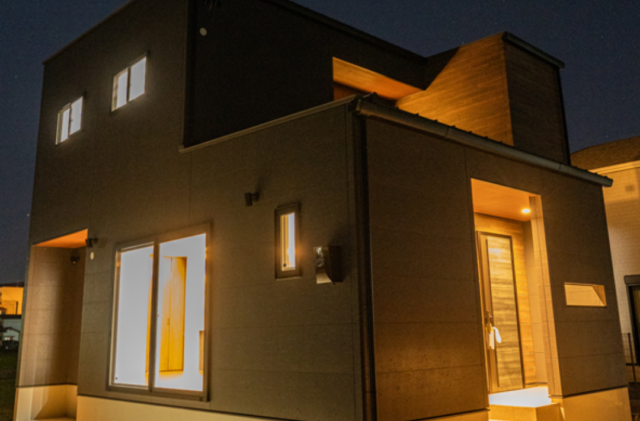 夜の陰影が美しい外観とライフスタイルの変化に柔軟に応えるZEH住宅
