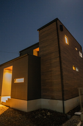 夜の陰影が美しい外観とライフスタイルの変化に柔軟に応えるZEH住宅 - ファンライフ - 外観