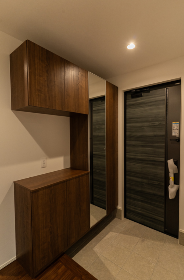 夜の陰影が美しい外観とライフスタイルの変化に柔軟に応えるZEH住宅 - ファンライフ - 玄関