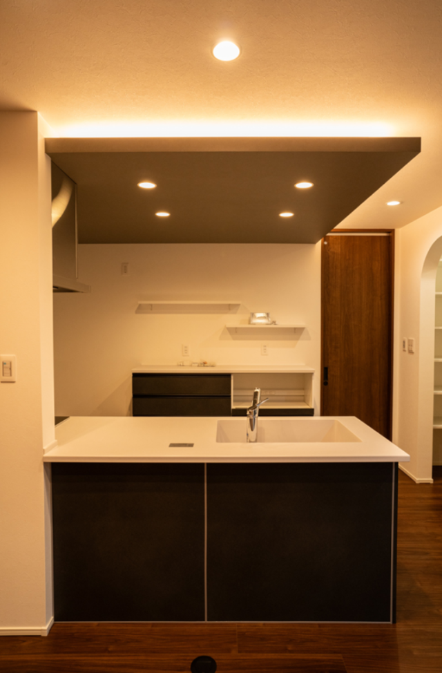 夜の陰影が美しい外観とライフスタイルの変化に柔軟に応えるZEH住宅 - ファンライフ - キッチン