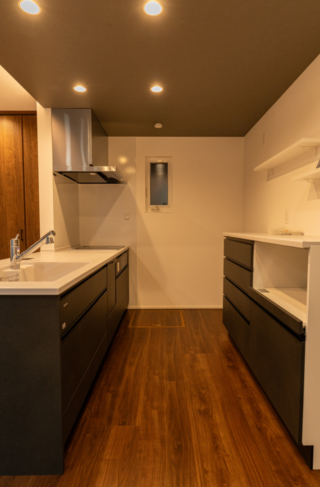 夜の陰影が美しい外観とライフスタイルの変化に柔軟に応えるZEH住宅 - ファンライフ - キッチン収納