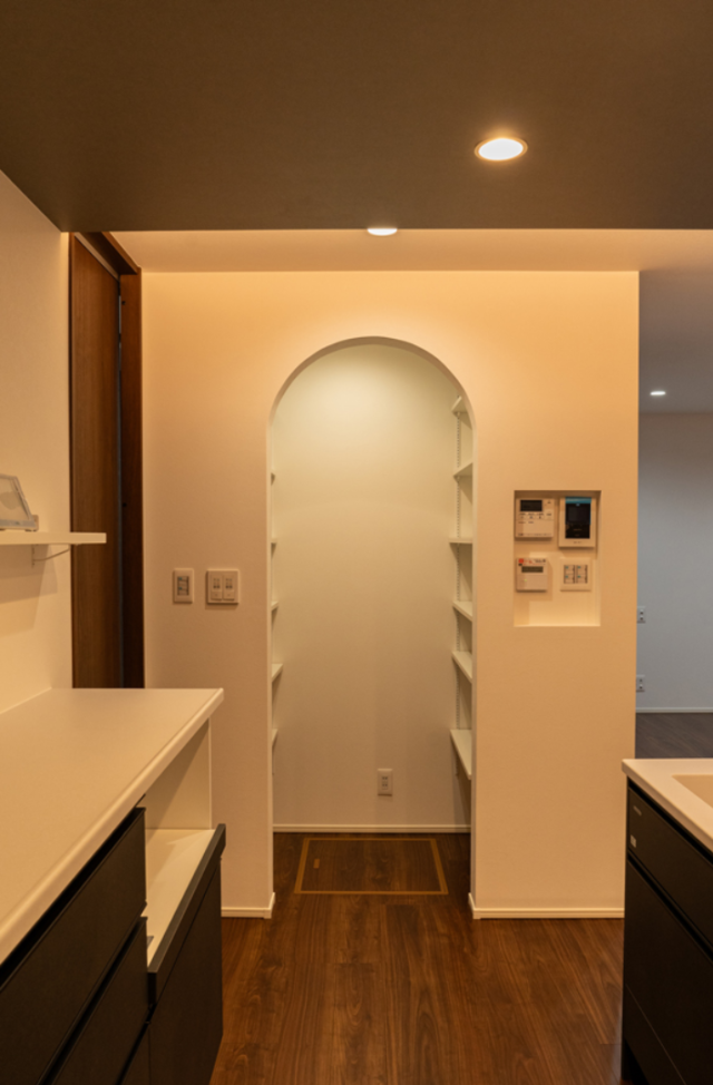 夜の陰影が美しい外観とライフスタイルの変化に柔軟に応えるZEH住宅 - ファンライフ - パントリー