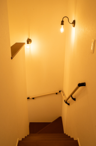 夜の陰影が美しい外観とライフスタイルの変化に柔軟に応えるZEH住宅 - ファンライフ - 階段