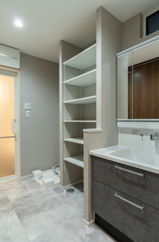 夜の陰影が美しい外観とライフスタイルの変化に柔軟に応えるZEH住宅 - ファンライフ - サニタリールーム