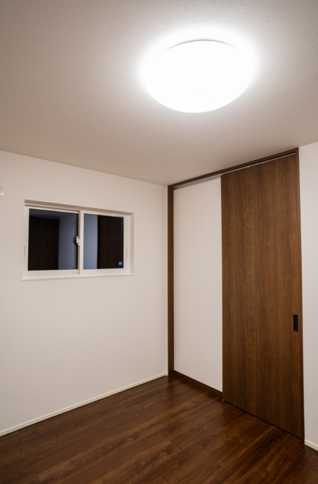 夜の陰影が美しい外観とライフスタイルの変化に柔軟に応えるZEH住宅 - ファンライフ - 洋室