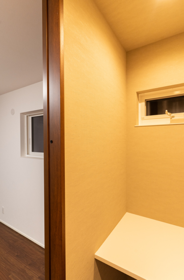 夜の陰影が美しい外観とライフスタイルの変化に柔軟に応えるZEH住宅 - ファンライフ - 洋室収納