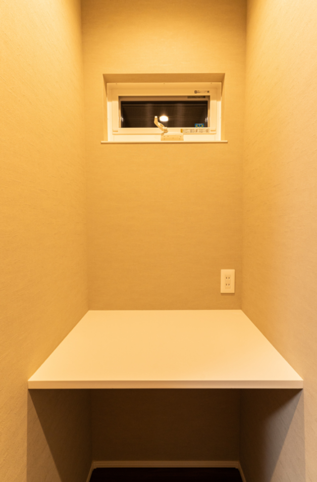 夜の陰影が美しい外観とライフスタイルの変化に柔軟に応えるZEH住宅 - ファンライフ - 洋室収納・書斎