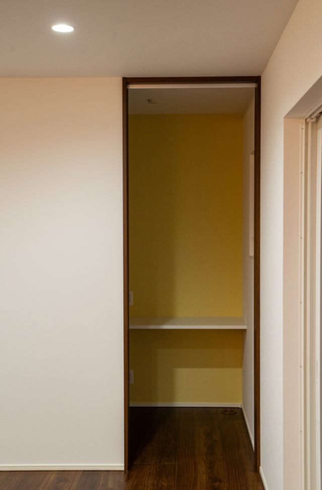 夜の陰影が美しい外観とライフスタイルの変化に柔軟に応えるZEH住宅 - ファンライフ - スタディスペース