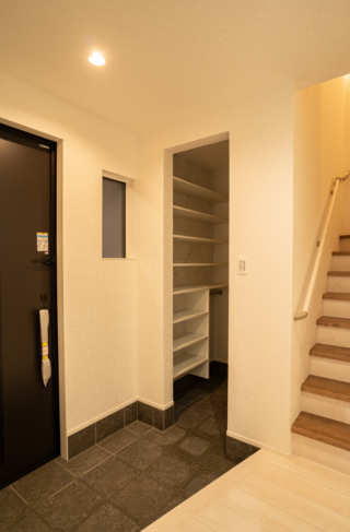 37坪で叶えたシンプルモダンな完全分離型二世帯住宅 - ファンライフ - 玄関1