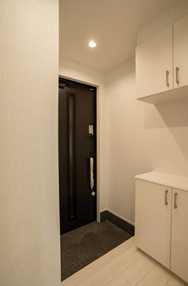 37坪で叶えたシンプルモダンな完全分離型二世帯住宅 - ファンライフ - 玄関2