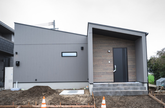 勾配天井が開放感を創り出す木の温もりに包まれた収納充実の27坪コンパクトハウス - ファンライフ - 外観