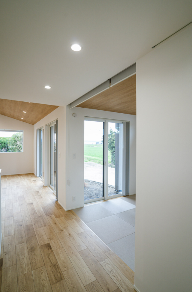 勾配天井が開放感を創り出す木の温もりに包まれた収納充実の27坪コンパクトハウス - ファンライフ - LDK・和室