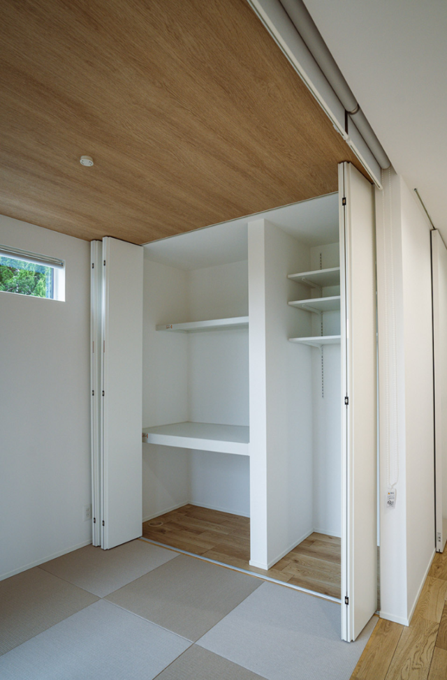 勾配天井が開放感を創り出す木の温もりに包まれた収納充実の27坪コンパクトハウス - ファンライフ - 和室