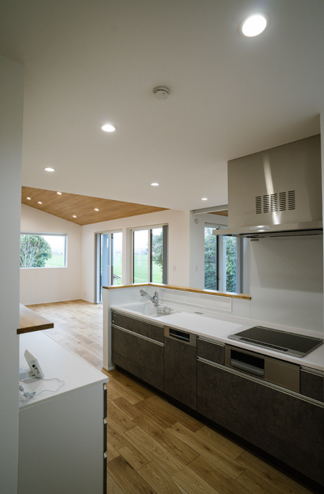 勾配天井が開放感を創り出す木の温もりに包まれた収納充実の27坪コンパクトハウス - ファンライフ - キッチン