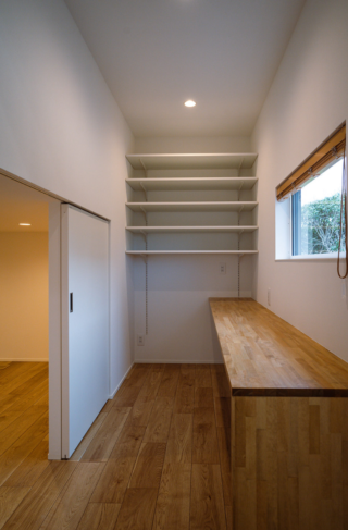 勾配天井が開放感を創り出す木の温もりに包まれた収納充実の27坪コンパクトハウス - ファンライフ - スタディスペース・収納