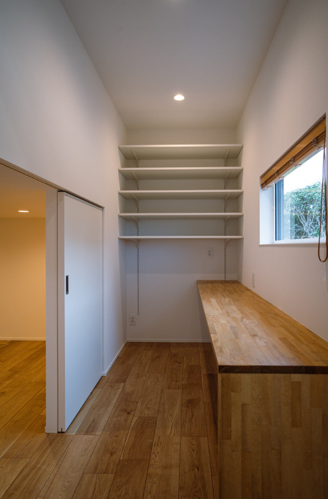 勾配天井が開放感を創り出す木の温もりに包まれた収納充実の27坪コンパクトハウス - ファンライフ - スタディスペース・収納