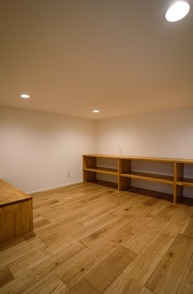 勾配天井が開放感を創り出す木の温もりに包まれた収納充実の27坪コンパクトハウス - ファンライフ - 床下収納