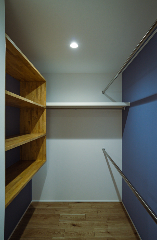 勾配天井が開放感を創り出す木の温もりに包まれた収納充実の27坪コンパクトハウス - ファンライフ - ファミリークローク