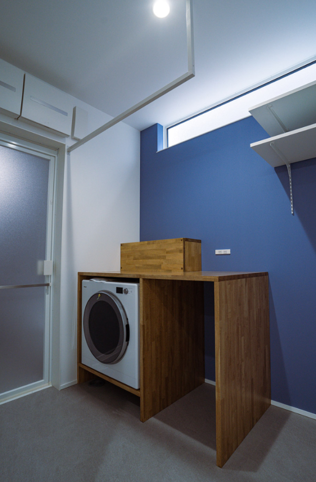 勾配天井が開放感を創り出す木の温もりに包まれた収納充実の27坪コンパクトハウス - ファンライフ - 脱衣・ランドリールーム