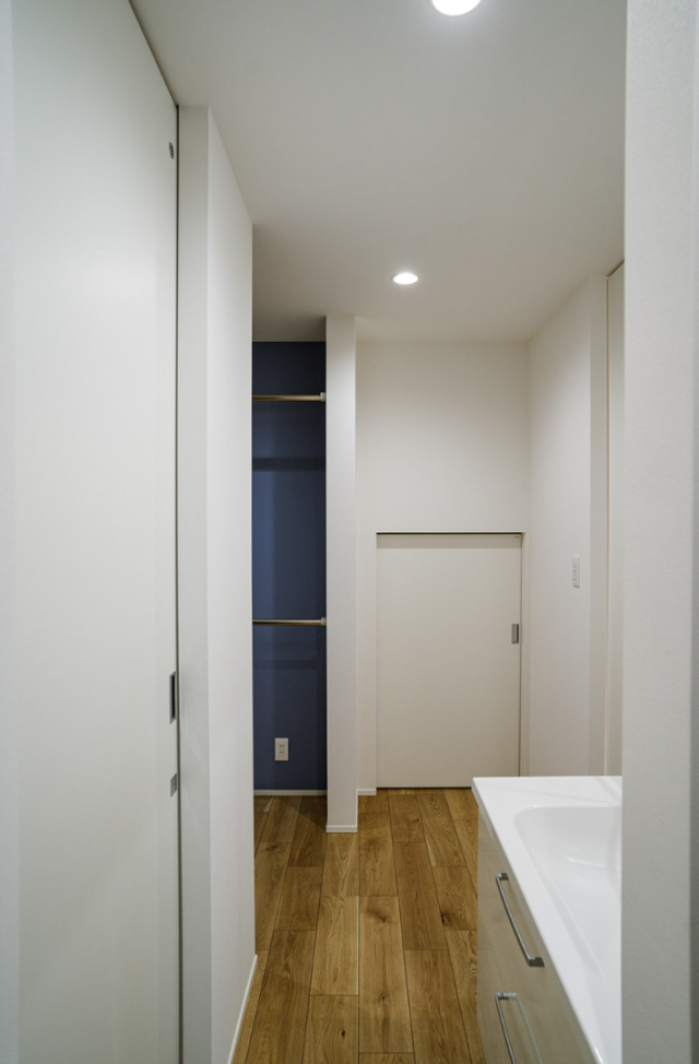 勾配天井が開放感を創り出す木の温もりに包まれた収納充実の27坪コンパクトハウス - ファンライフ - 収納・水回り