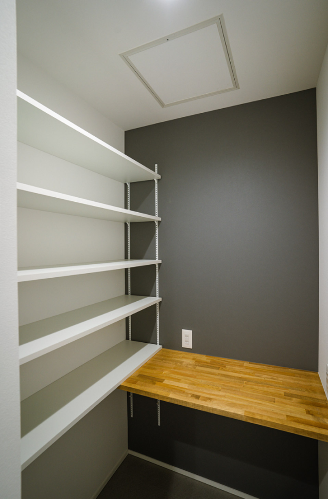 勾配天井が開放感を創り出す木の温もりに包まれた収納充実の27坪コンパクトハウス - ファンライフ - 洗面スペース・収納