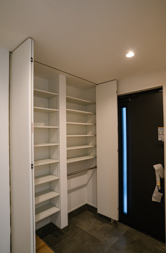 勾配天井が開放感を創り出す木の温もりに包まれた収納充実の27坪コンパクトハウス - ファンライフ - 玄関収納