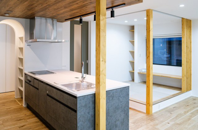 木の柱と格子が魅せる28坪で広がりを叶えた高機能住宅 - ファンライフ - LDK・和室