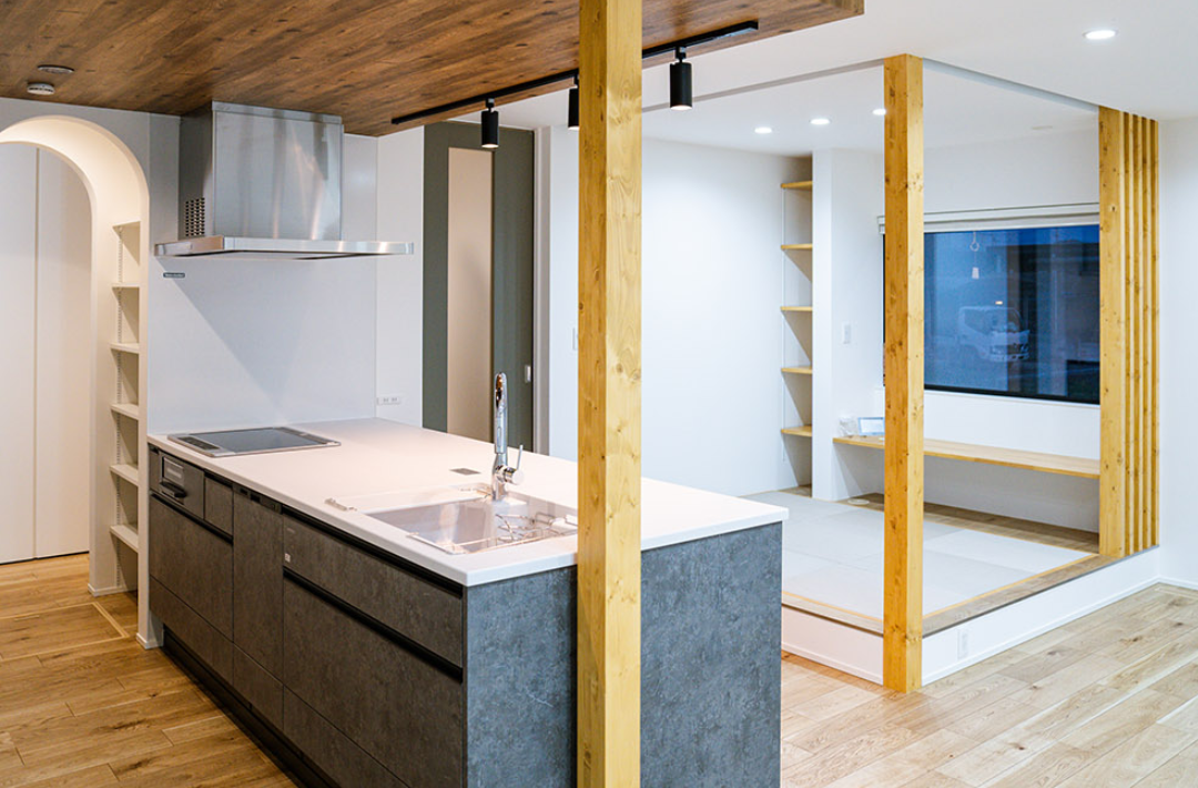 木の柱と格子が魅せる28坪で広がりを叶えた高機能住宅