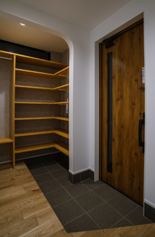 木の柱と格子が魅せる28坪で広がりを叶えた高機能住宅 - ファンライフ - 玄関