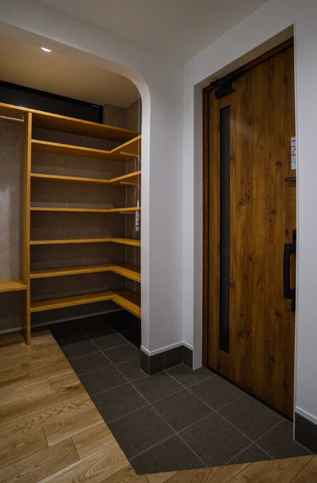 木の柱と格子が魅せる28坪で広がりを叶えた高機能住宅 - ファンライフ - 玄関