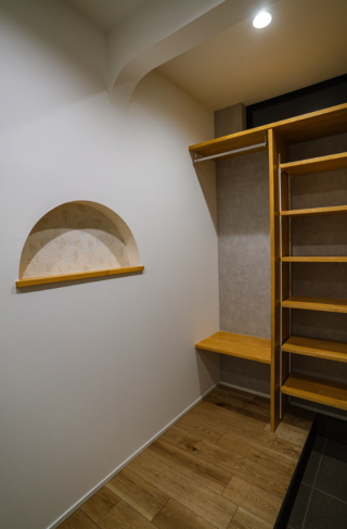 木の柱と格子が魅せる28坪で広がりを叶えた高機能住宅 - ファンライフ - シューズクローク