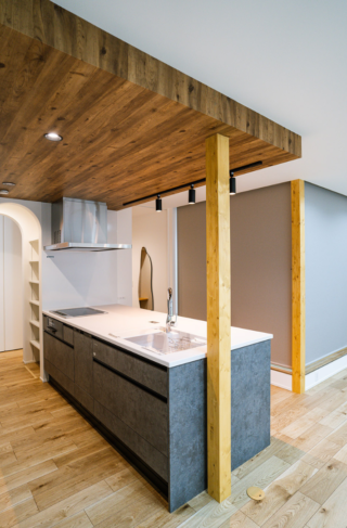 木の柱と格子が魅せる28坪で広がりを叶えた高機能住宅 - ファンライフ - キッチン・和室