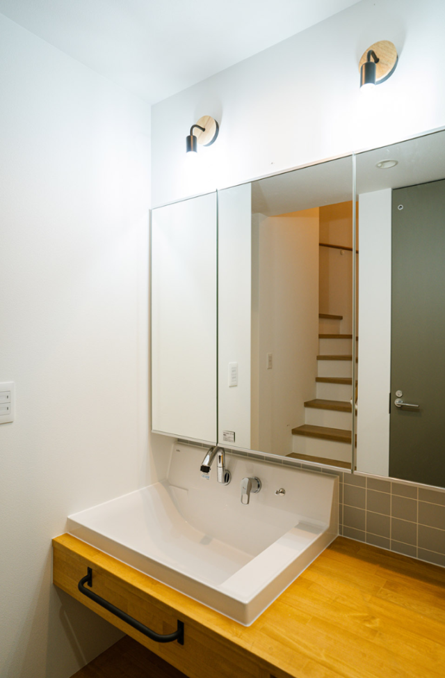 木の柱と格子が魅せる28坪で広がりを叶えた高機能住宅 - ファンライフ - 洗面スペース