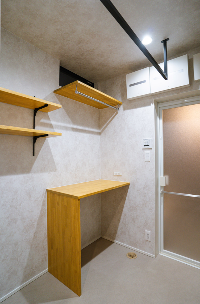 木の柱と格子が魅せる28坪で広がりを叶えた高機能住宅 - ファンライフ - 脱衣室