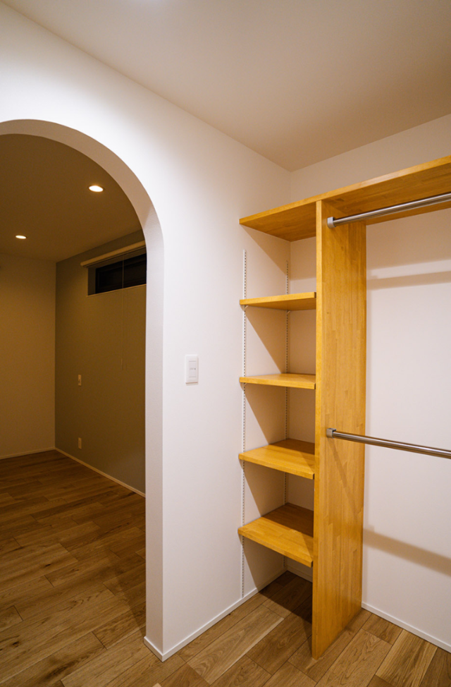 木の柱と格子が魅せる28坪で広がりを叶えた高機能住宅 - ファンライフ - 洋室・WIC