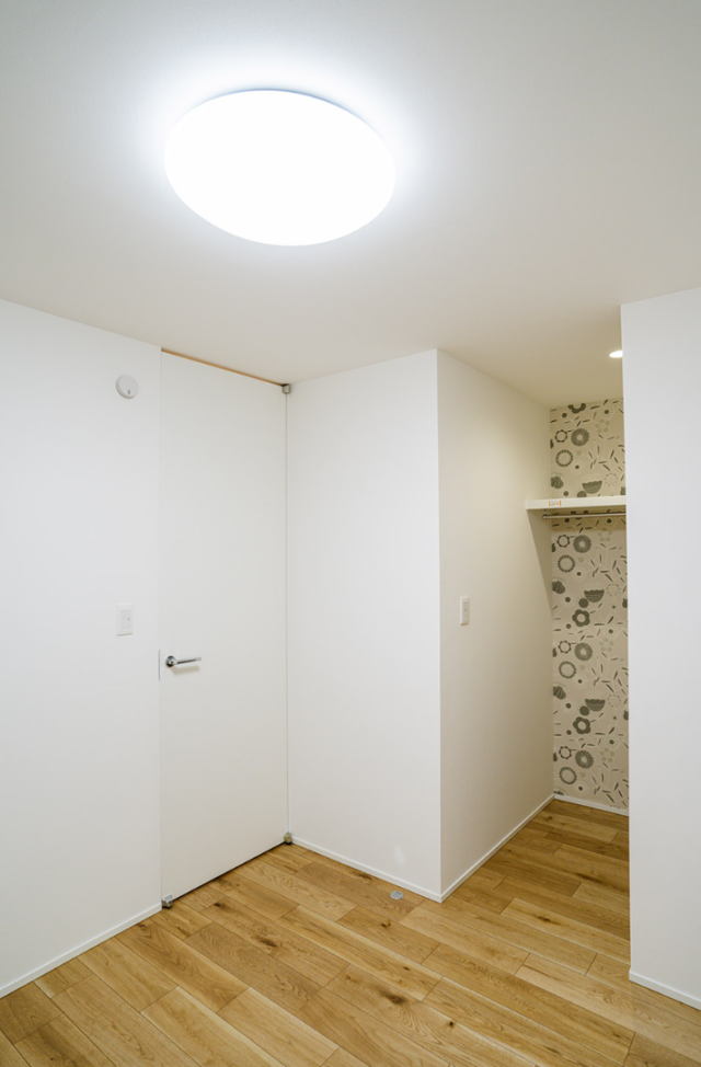 木の柱と格子が魅せる28坪で広がりを叶えた高機能住宅 - ファンライフ - 洋室・WIC