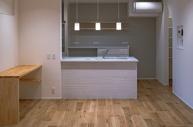 トリプルサッシと木の温もりに包まれる白ガルバリウムの2階建て