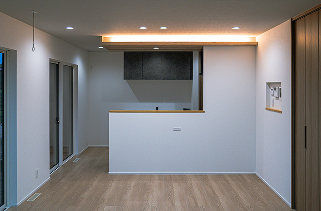 間接照明と石目調アクセントウォールが織りなすZEH対応2階建て - ファンライフ