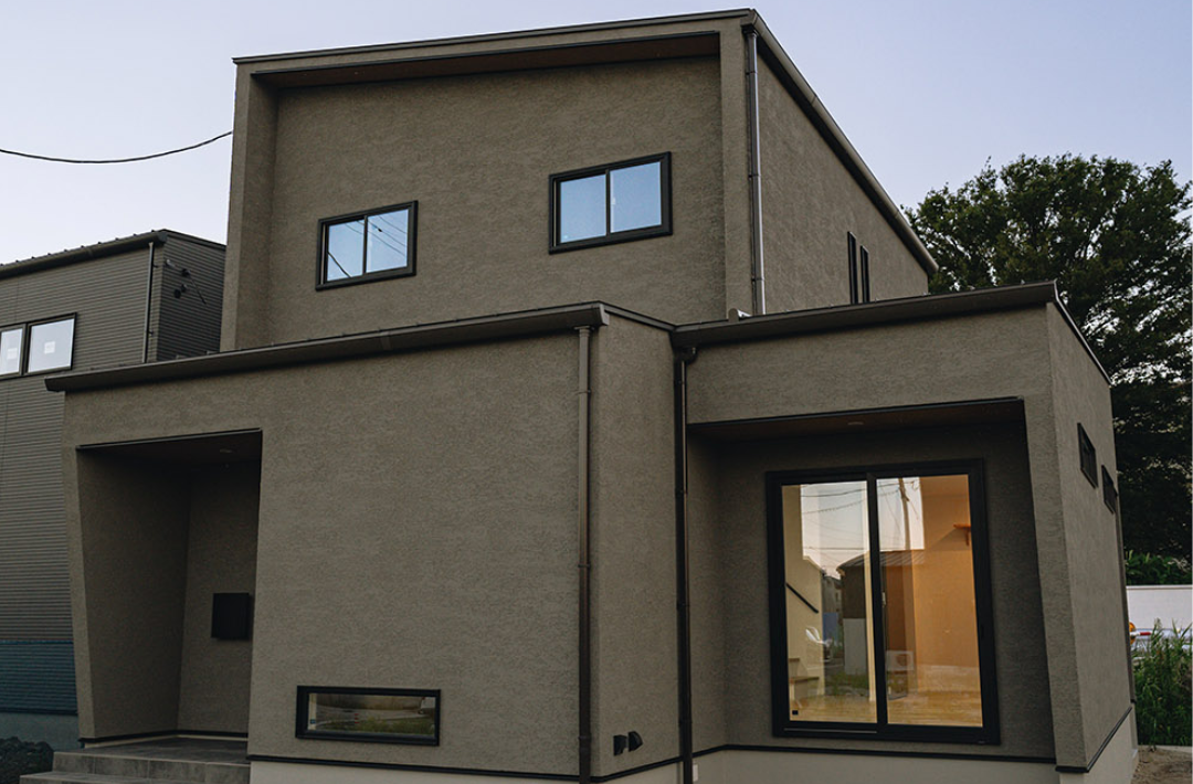 ジョリパットミーティアの質感 × 性能と収納を極めた大人モダンなZEH住宅 - ファンライフ - 外観