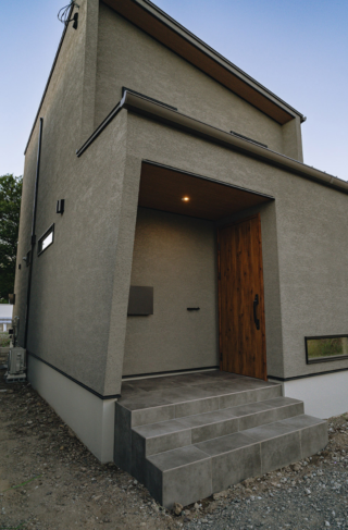 ジョリパットミーティアの質感 × 性能と収納を極めた大人モダンなZEH住宅 - ファンライフ - 玄関外観