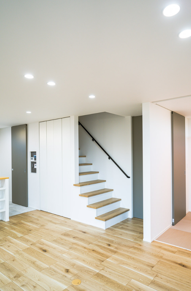 ジョリパットミーティアの質感 × 性能と収納を極めた大人モダンなZEH住宅 - ファンライフ - LDK・階段