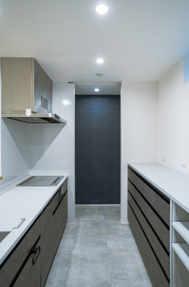 ジョリパットミーティアの質感 × 性能と収納を極めた大人モダンなZEH住宅 - ファンライフ - キッチン