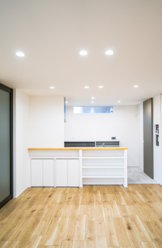 ジョリパットミーティアの質感 × 性能と収納を極めた大人モダンなZEH住宅 - ファンライフ - LDK