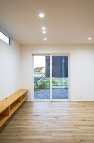 ジョリパットミーティアの質感 × 性能と収納を極めた大人モダンなZEH住宅 - ファンライフ - リビング